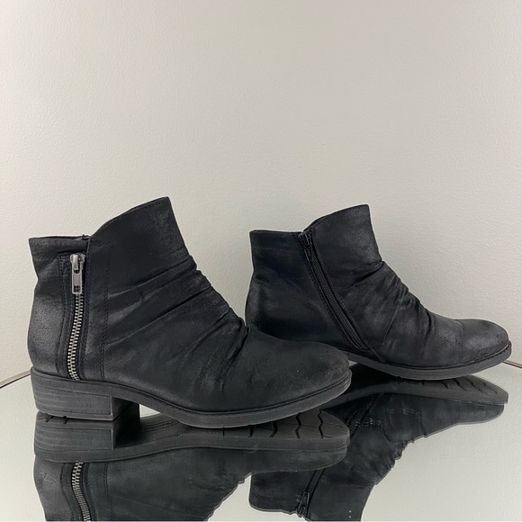 BARETRAPS Black Oiled Faux Leather Ruched Zipper Detail Yuno Ankle Booties - Picture 3 of 12